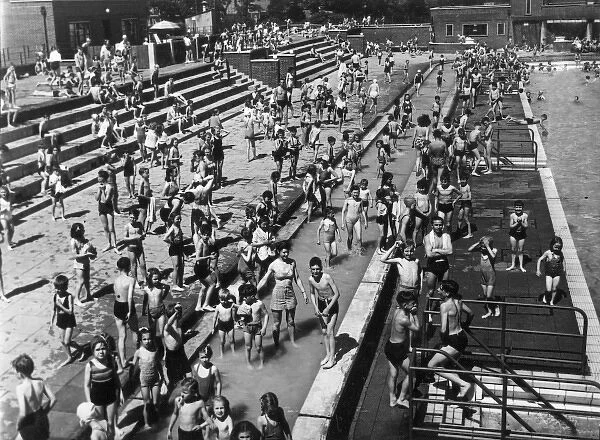Children at Kingsbury Open Air Baths 1948