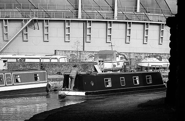 Narrowboat on the Sheffield and Tinsley Canal