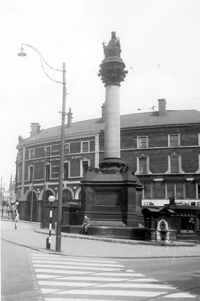 Crimean Monument and drinking fountain, Moorhead, Nelson Hotel, in background, 1959