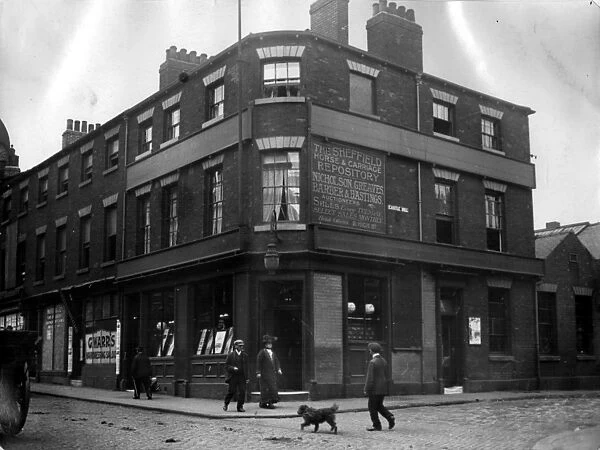 Newmarket Inn, Nos 11-13, Exchange Street (left) and No 1 Castle Hill (right), note advertisement pointing to the The Sheffield Horse and Carriage Reository owned by Nicholson, Greaves, Barber and Hastings, Auctioneers (situated on extreme r