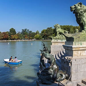 Artificial pond with lions bronze sculptures of the monument to Alfonso XII