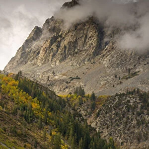 Usa, California, Sierra Nevada. Mighty Peaks in the Lundy Lake area in fall