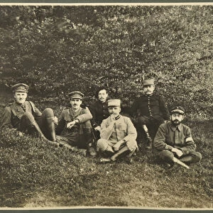 William Lawrence Bragg and Harold Roper Robinson with others, Vosges, 1915 (b / w photo)
