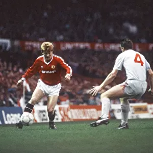 Manchester Uniteds Gordon Strachan with the ball. Manchester United 1-1 Liverpool