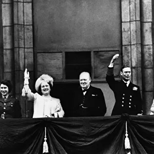Queen Elizabeth II, Princess Elizabeth on the balcony at Buckingham Palce during the VE