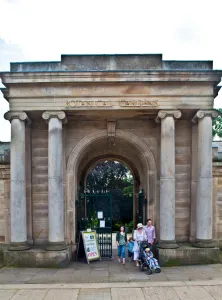 <b class=qtipBold><figcaption>Botanical Gardens</figcaption></b><br><em>© Alex Ekins</em> Botanical Gardens