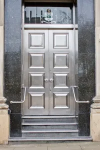 <b class=qtipBold><figcaption>Cutlers Hall, Church Street, 2013</figcaption></b><br>Door on Cutlers Hall<br><em>© Sheffield City Council</em> Cutlers Hall, Church Street, 2013